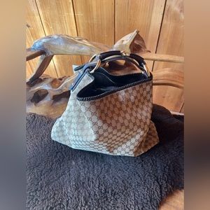 Slightly used Gucci bag in perfect condition . Genuine Gucci . Leather strap .